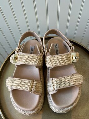 STEVE MADDEN BIGMONA RAFFIA PLATFORM SANDALS | SIZE: 6.5 | EUC